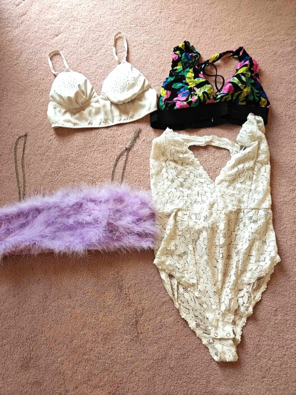 Bundel of 3 bras and 1 body suit, size small
